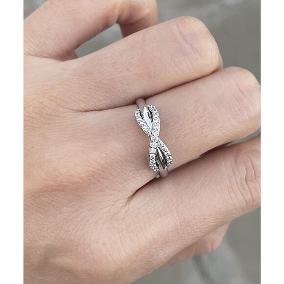 Tiffany & Co. Infinity Diamond X Kiss Love 18k White Gold Wedding Band Ring 750